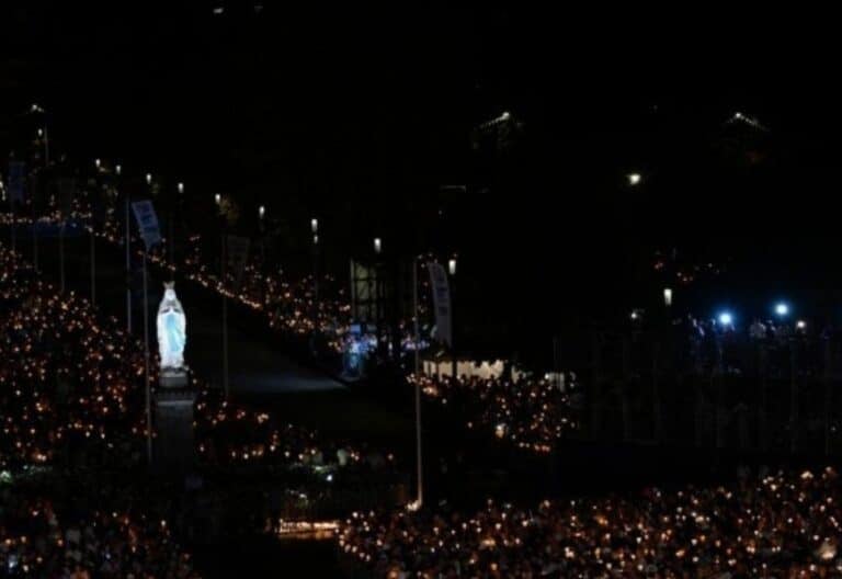 León XIV en la procesión de las antorchas de Lourdes