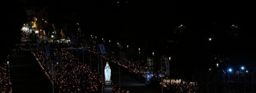 León XIV en la procesión de las antorchas de Lourdes