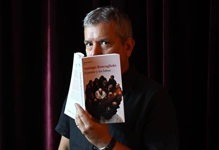 El escritor peruano Santiago Roncagliolo posa con su nuevo libro 'El pastor y los lobos'