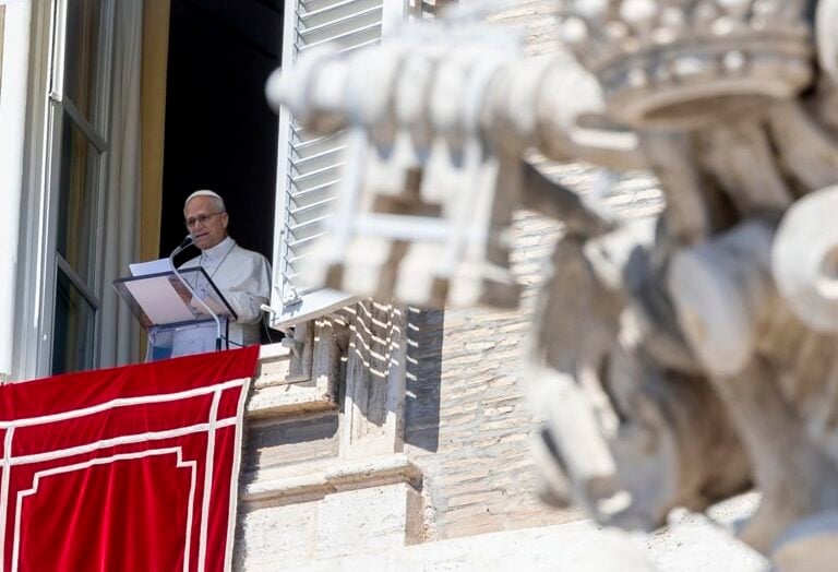 León XIV durante el rezo del ángelus