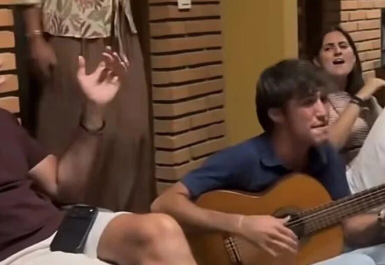 La familia Caño, en una escena del vídeo que les ha hecho virales. Foto: Redes sociales