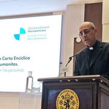 El cardenal prefecto para la Doctrina de la Fe, Víctor Manuel Fernández, en Comillas. Foto: UPC