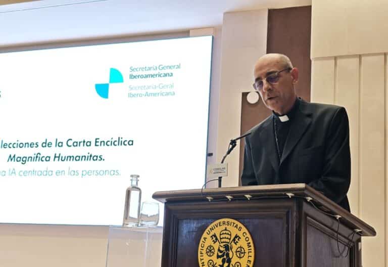 El cardenal prefecto para la Doctrina de la Fe, Víctor Manuel Fernández, en Comillas. Foto: UPC