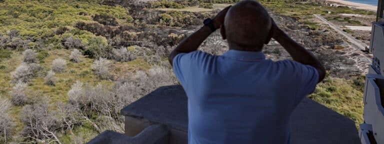 Un vecino de El Saler, contempla el incendio. Foto: Efe