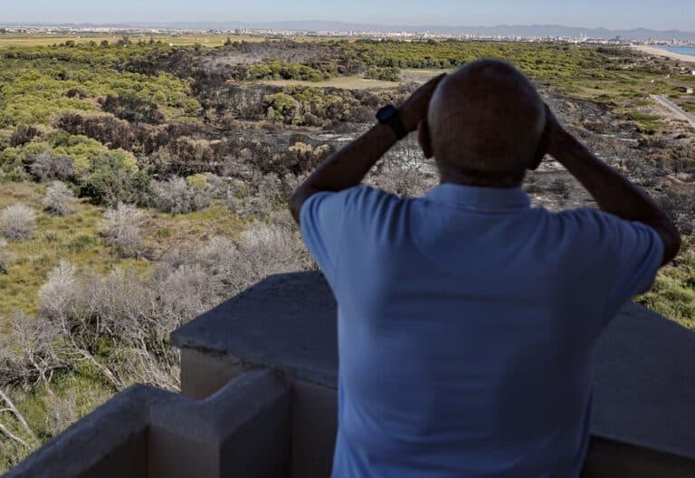 Un vecino de El Saler, contempla el incendio. Foto: Efe