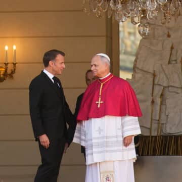 El papa León XIV, junto a Emmanuel Macron, en su visita a Francia