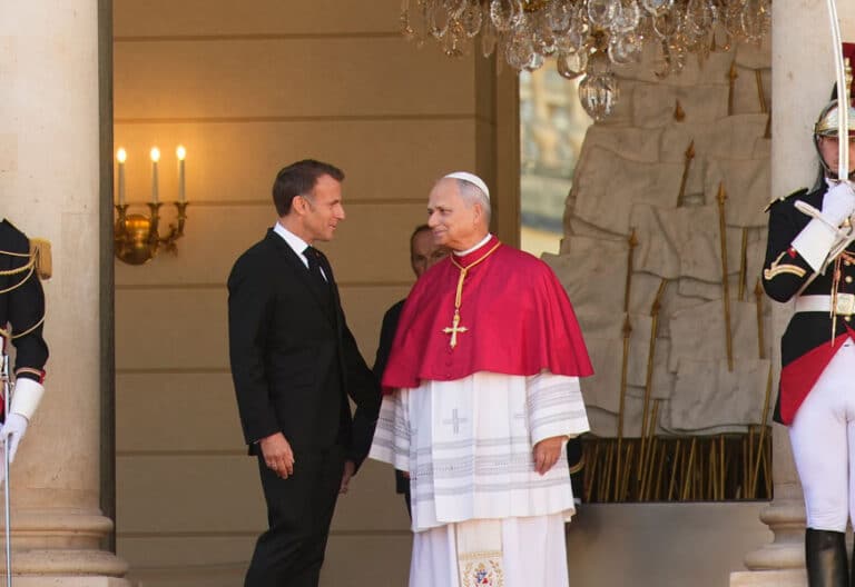 El papa León XIV, junto a Emmanuel Macron, en su visita a Francia