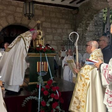 Ángel Pérez Pueyo, con la Virgen de los Ángeles, en Torreciudad. Foto: Diócesis de Barbastro