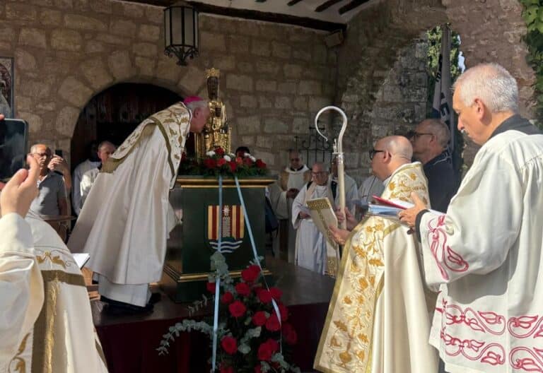 Ángel Pérez Pueyo, con la Virgen de los Ángeles, en Torreciudad. Foto: Diócesis de Barbastro