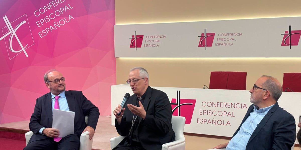 Carlos Esteban, Alfonso Carrasco y Antonio Roura, en rueda de prensa