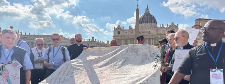 Red internacional de sacerdotes contra el genocidio en Gaza, ante el Vaticano