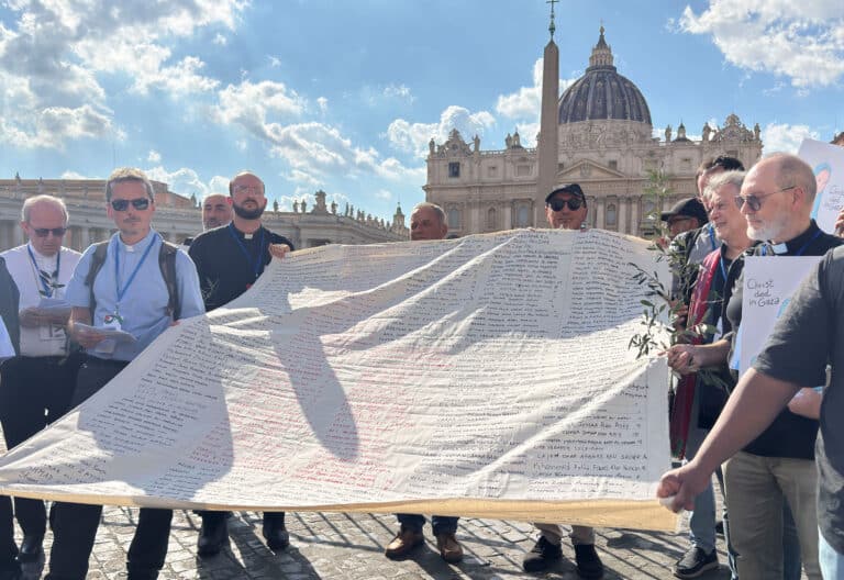 Red internacional de sacerdotes contra el genocidio en Gaza, ante el Vaticano