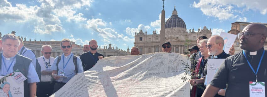 Red internacional de sacerdotes contra el genocidio en Gaza, ante el Vaticano