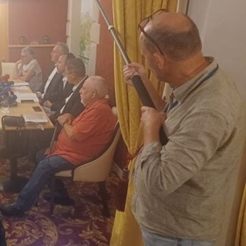 Las víctimas de abusos de la Iglesia francesa, tras su encuentro con el Papa. Foto: VN