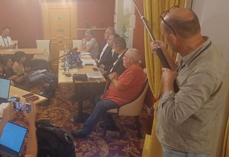 Las víctimas de abusos de la Iglesia francesa, tras su encuentro con el Papa. Foto: VN
