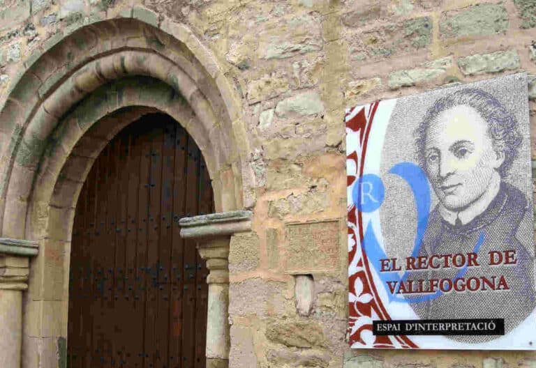 Entrada a la iglesia de Santa María de Vallfogona de Riucorb (Tarragona)