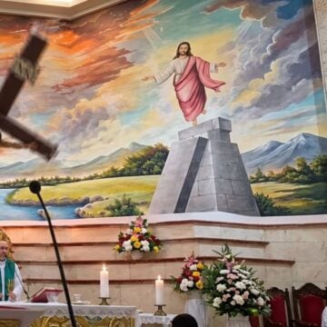 Un momento del desprendimiento de la cruz