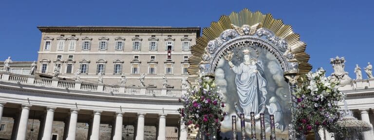 León XIV, durante el rezo del ángelus del 11 de octubre de 2026. Foto: Efe