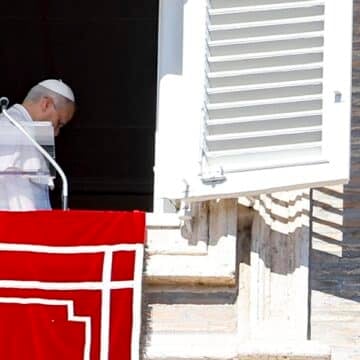 León XIV, durante el rezo del ángelus del 11 de octubre de 2026. Foto: Efe