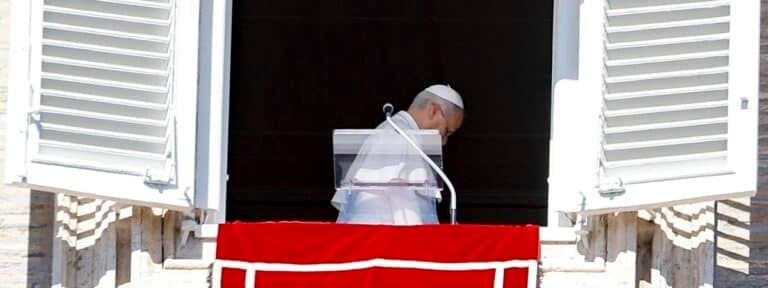 León XIV, durante el rezo del ángelus del 11 de octubre de 2026. Foto: Efe