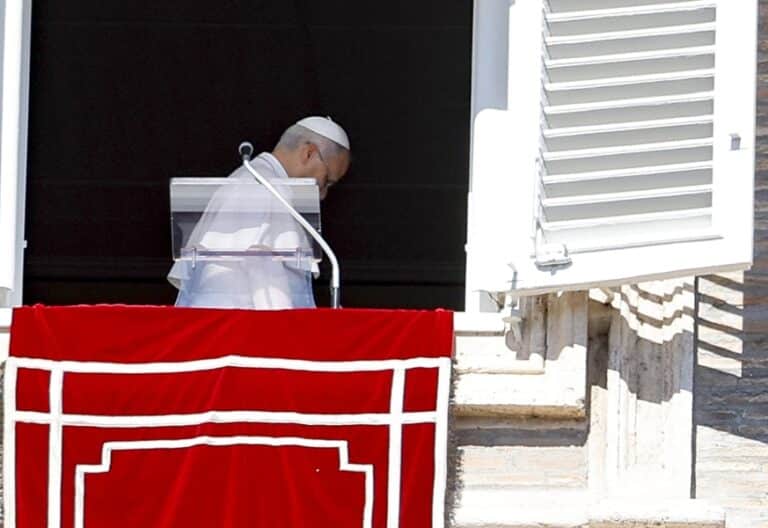 León XIV, durante el rezo del ángelus del 11 de octubre de 2026. Foto: Efe