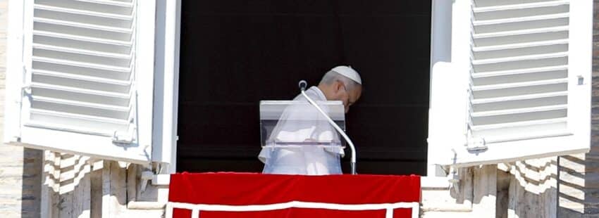 León XIV, durante el rezo del ángelus del 11 de octubre de 2026. Foto: Efe
