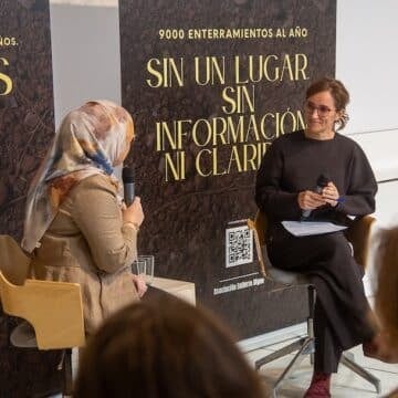 Mónica García y Maysoun Douas en evento de Entierro Digno