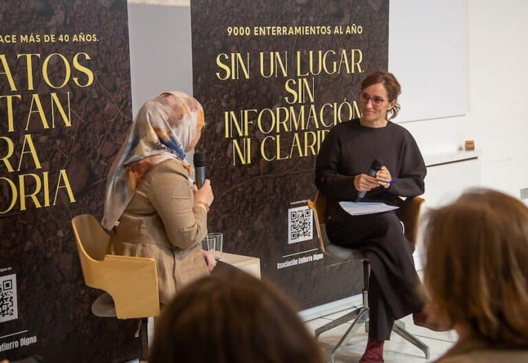 Mónica García y Maysoun Douas en evento de Entierro Digno