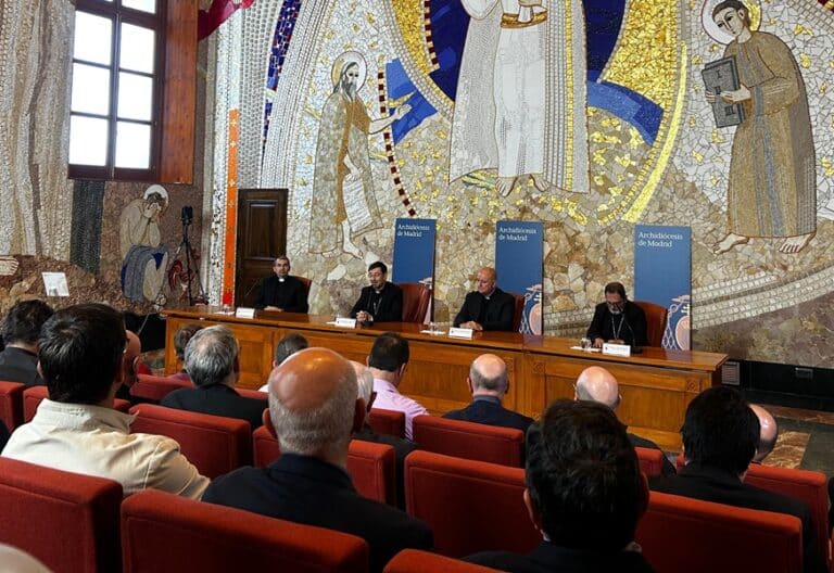 Cardenal Cobo: “El Papa ya está trabajando desde el hospital”