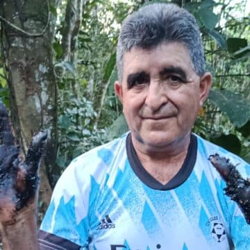 Wuilmo Moreta muestra la contaminación petrolífera de la selva ecuatoriana