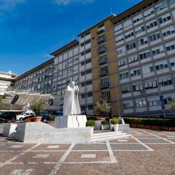 La entrada del Hospital Gemelli de Roma