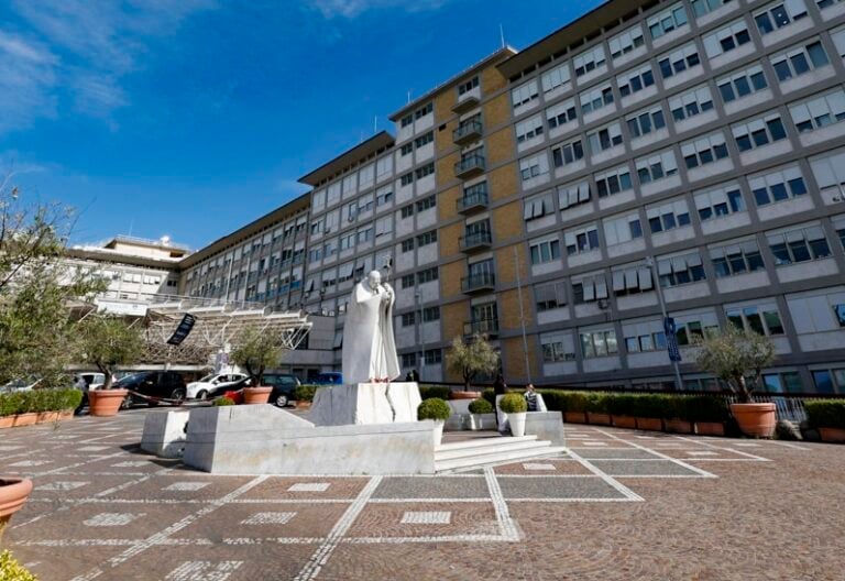 La entrada del Hospital Gemelli de Roma