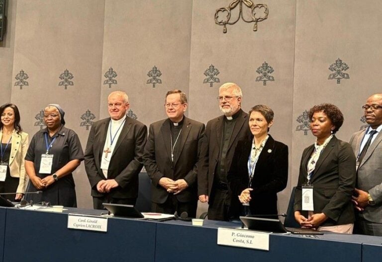 Rueda de prensa del Encuentro Amoris laetitia en el Vaticano. Foto: Vatican Media
