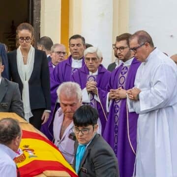 El obispo de Huelva, el esposo y los hijos de Fátima Báñez, tras el funeral de la ex ministra.