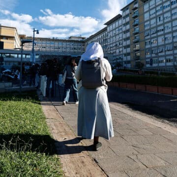 Una religiosa, a las puertas del Hospital Gemelli, donde está ingresado el papa León XIV