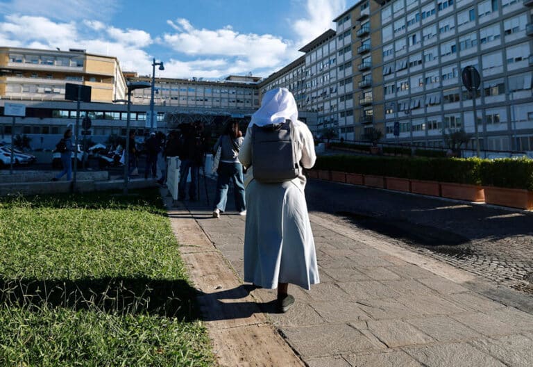 Una religiosa, a las puertas del Hospital Gemelli, donde está ingresado el papa León XIV