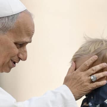 León XIV, con un niño, en la audiencia general