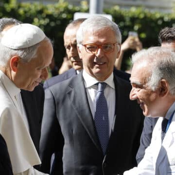 El papa León XIV, a su llegada al Gemelli para ser operado del pulmón