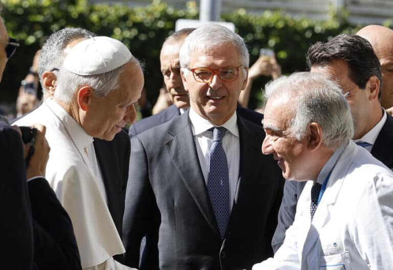 El papa León XIV, a su llegada al Gemelli para ser operado del pulmón