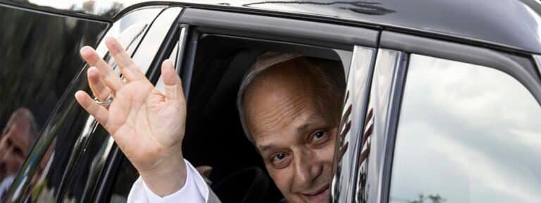 León XIV, a su salida del Policlínico Gemelli. Foto: Efe