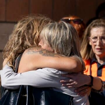 Dos mujeres se abrazan en el pabellón de Urda. Foto: Efe