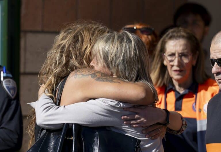 Dos mujeres se abrazan en el pabellón de Urda. Foto: Efe