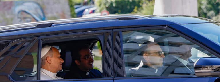 El papa León XIV, a su llegada al Gemelli para ser operado del pulmón