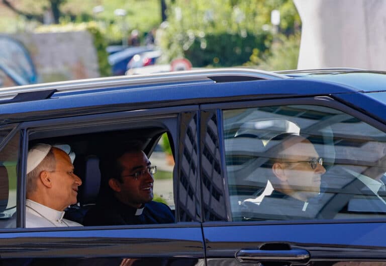 El papa León XIV, a su llegada al Gemelli para ser operado del pulmón