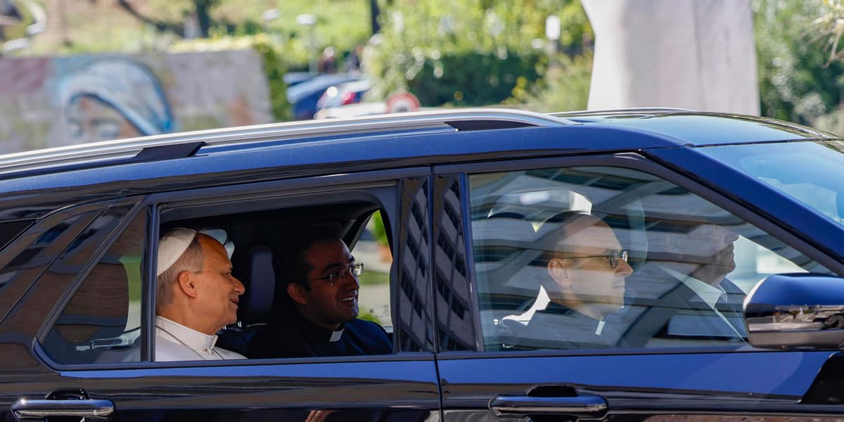 El papa León XIV, a su llegada al Gemelli para ser operado del pulmón