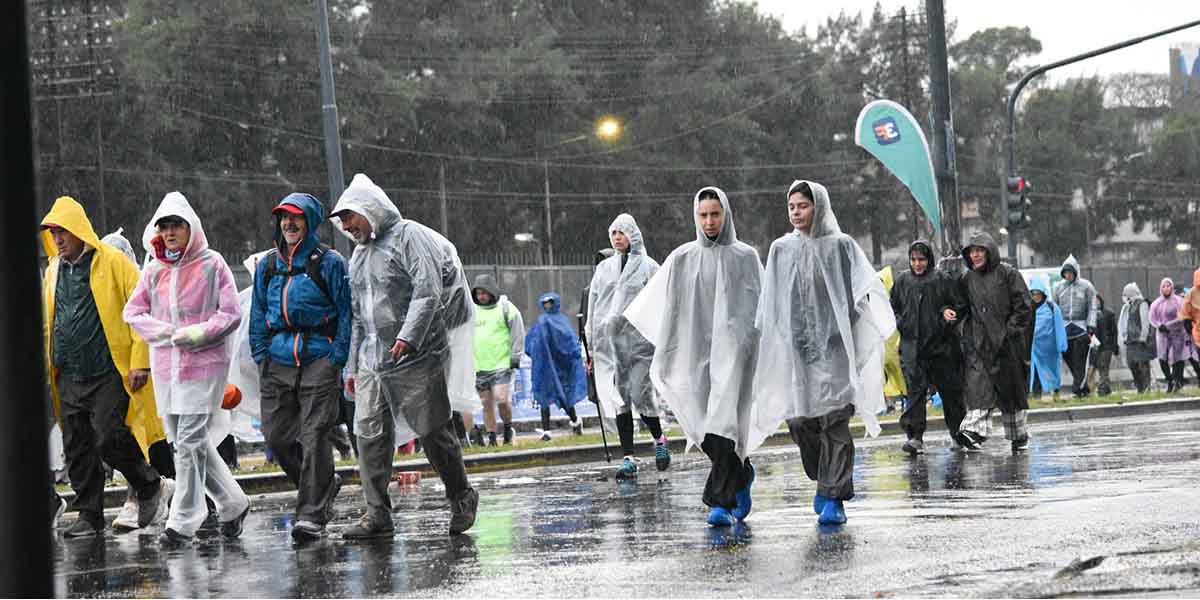 Peregrinos Bajo La Lluvia