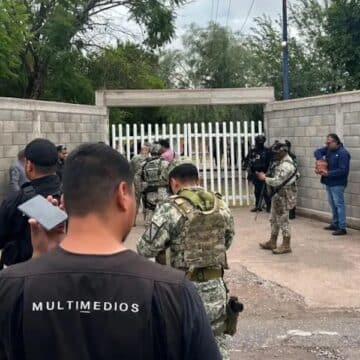 Policías afuera de secundaria
