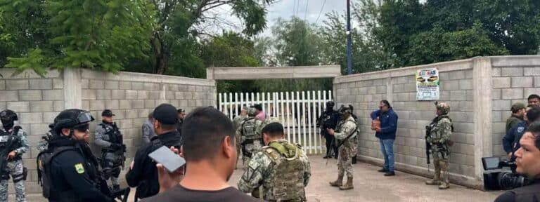 Policías afuera de secundaria