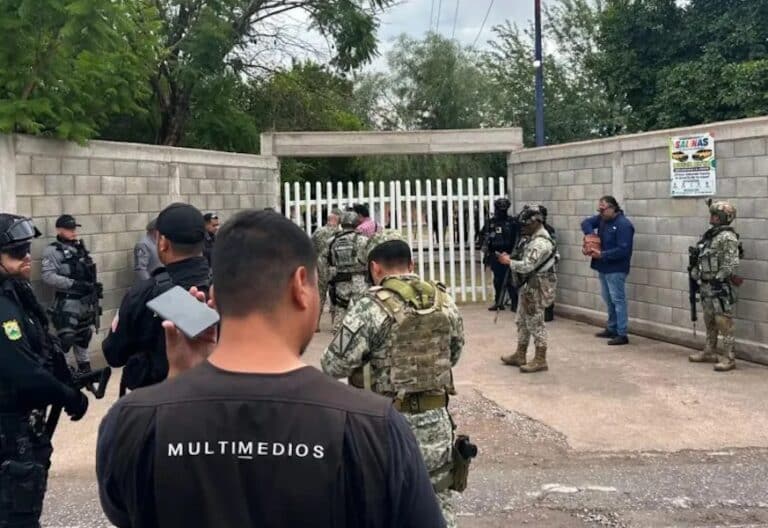 Policías afuera de secundaria