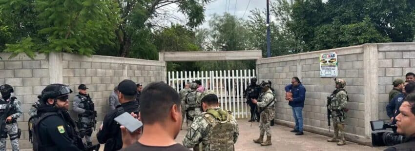 Policías afuera de secundaria